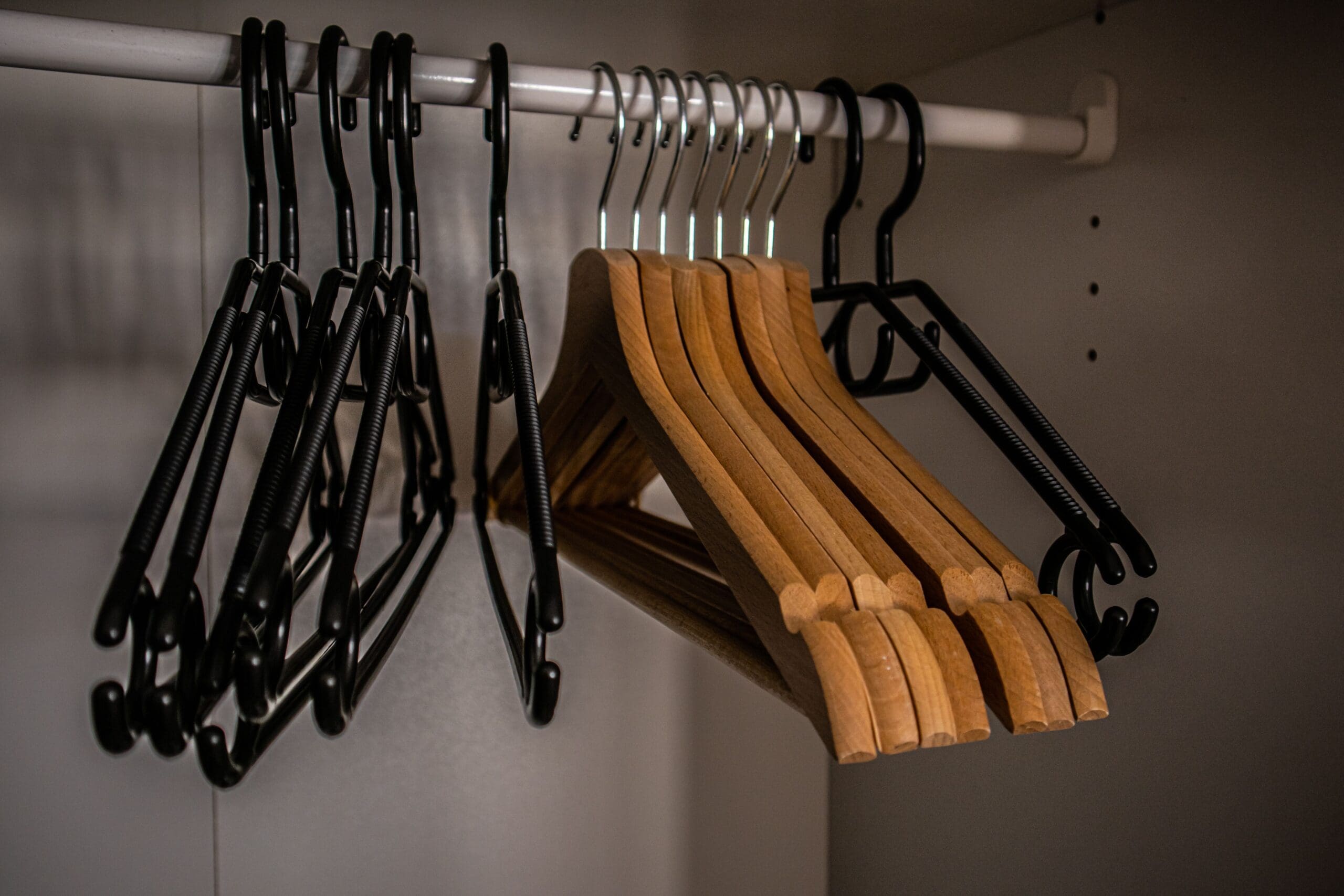 Why Bulk Buying Hangers is a Smart Choice for Retailers